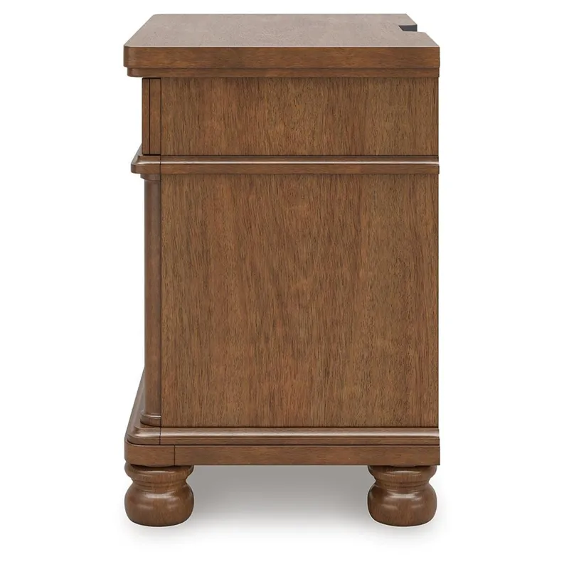 Chadworth King Poster Bed, Dresser and 2 Nightstands