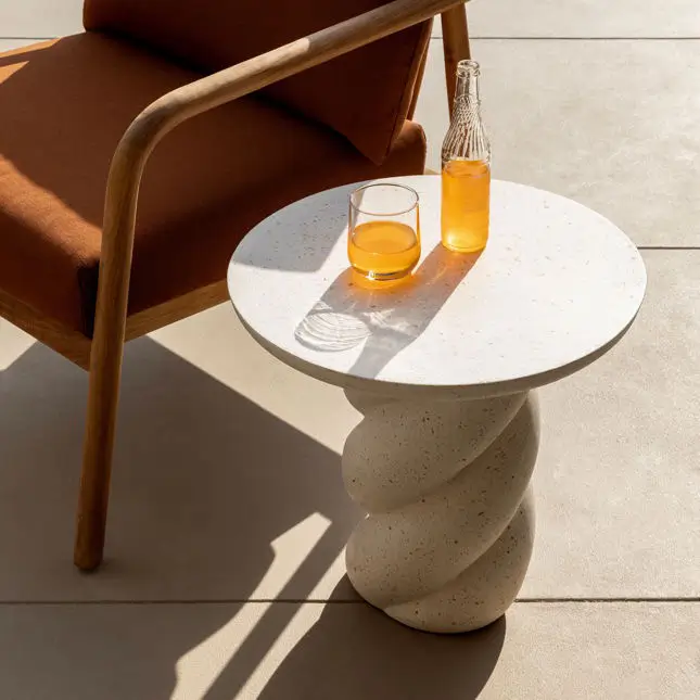A tabel and chair