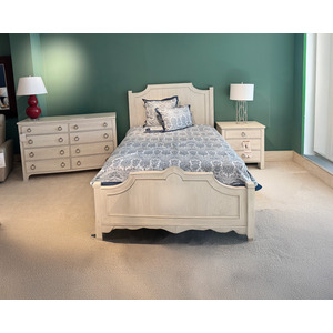 QUEEN BED, DRESSER & NIGHTSTAD