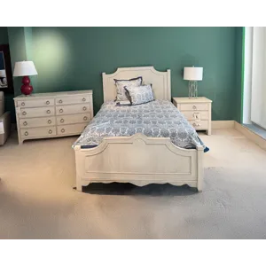 QUEEN BED, DRESSER & NIGHTSTAD