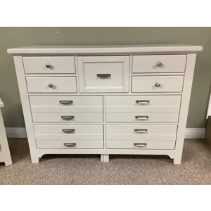 Bungalow 9 Drawer Master Dresser - Lattice