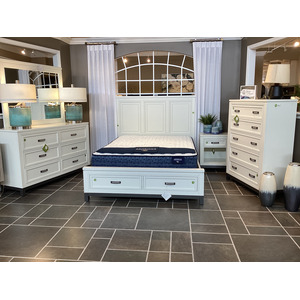 Hyde Park 5 PC Queen Panel Bedroom Set - White