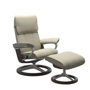 Admiral (L) Signature Chair with Footstool - Paloma Light Grey w/Wenge