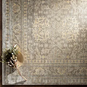 Royal 6' x 9' Rug
