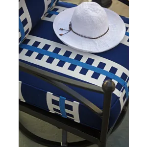 Pavlova Swivel Lounge Chair