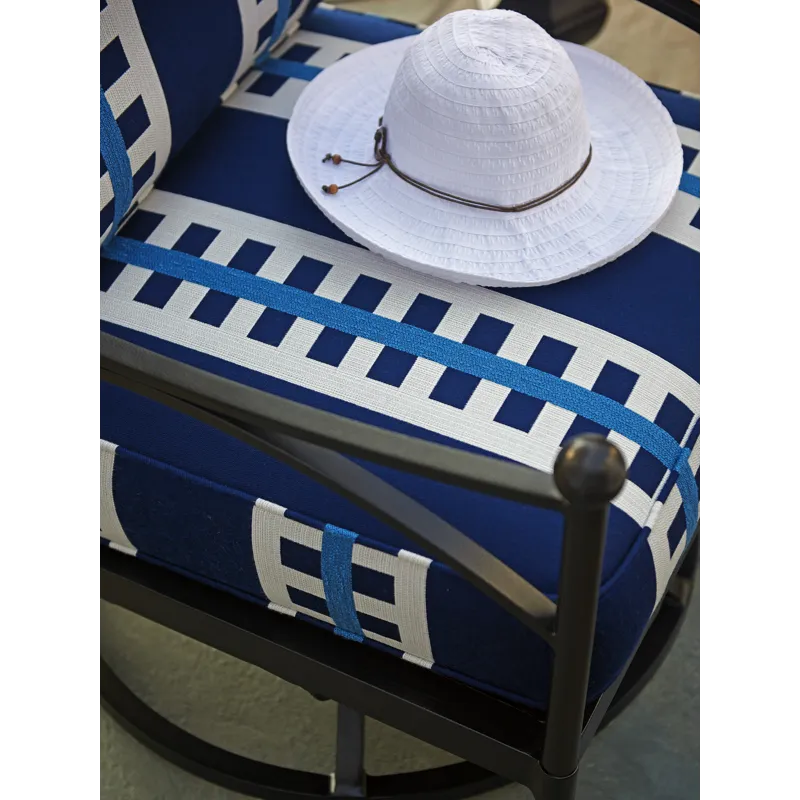 Pavlova Swivel Lounge Chair